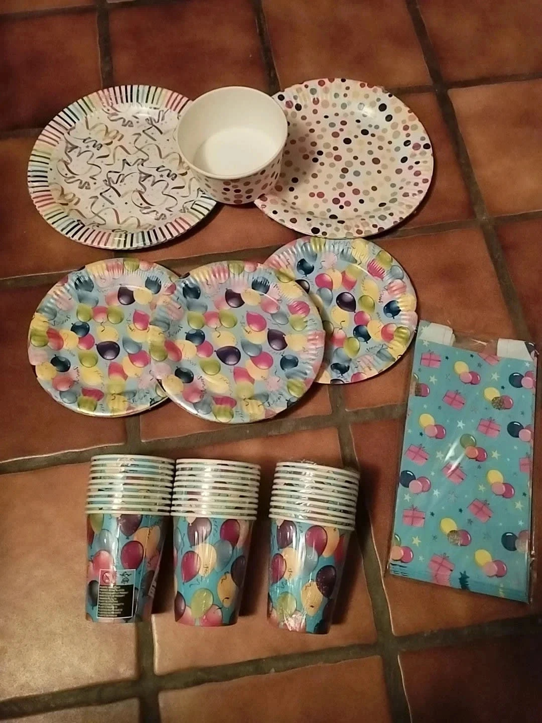 Lot de vaisselle en carton pour anniversaire. Motifs confettis et ballons